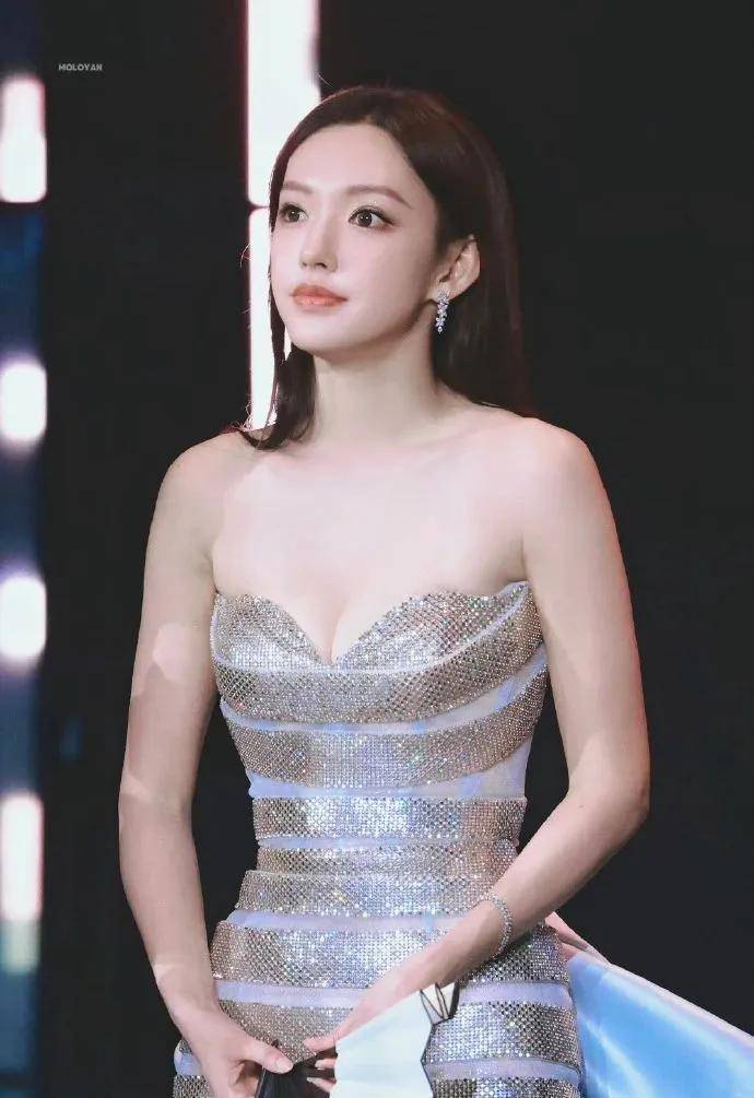 衣服太紧？都给妹妹勒出印子了！球友会网站程潇是太有料了还是(图5)