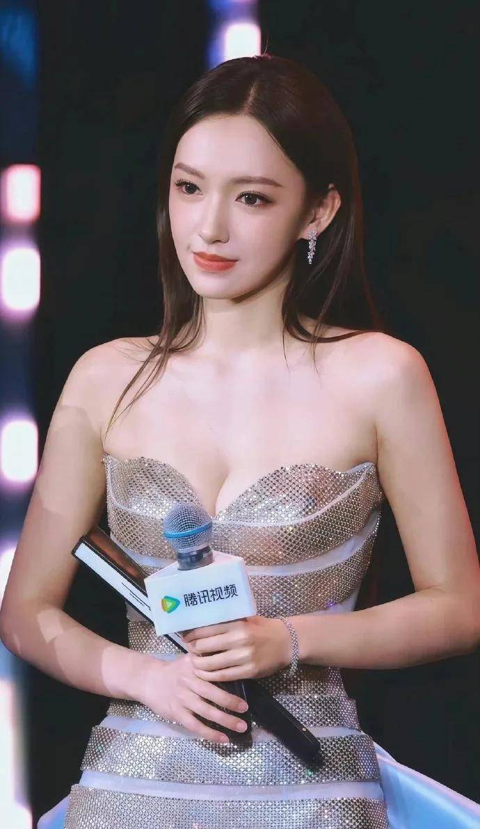 衣服太紧？都给妹妹勒出印子了！球友会网站程潇是太有料了还是(图6)